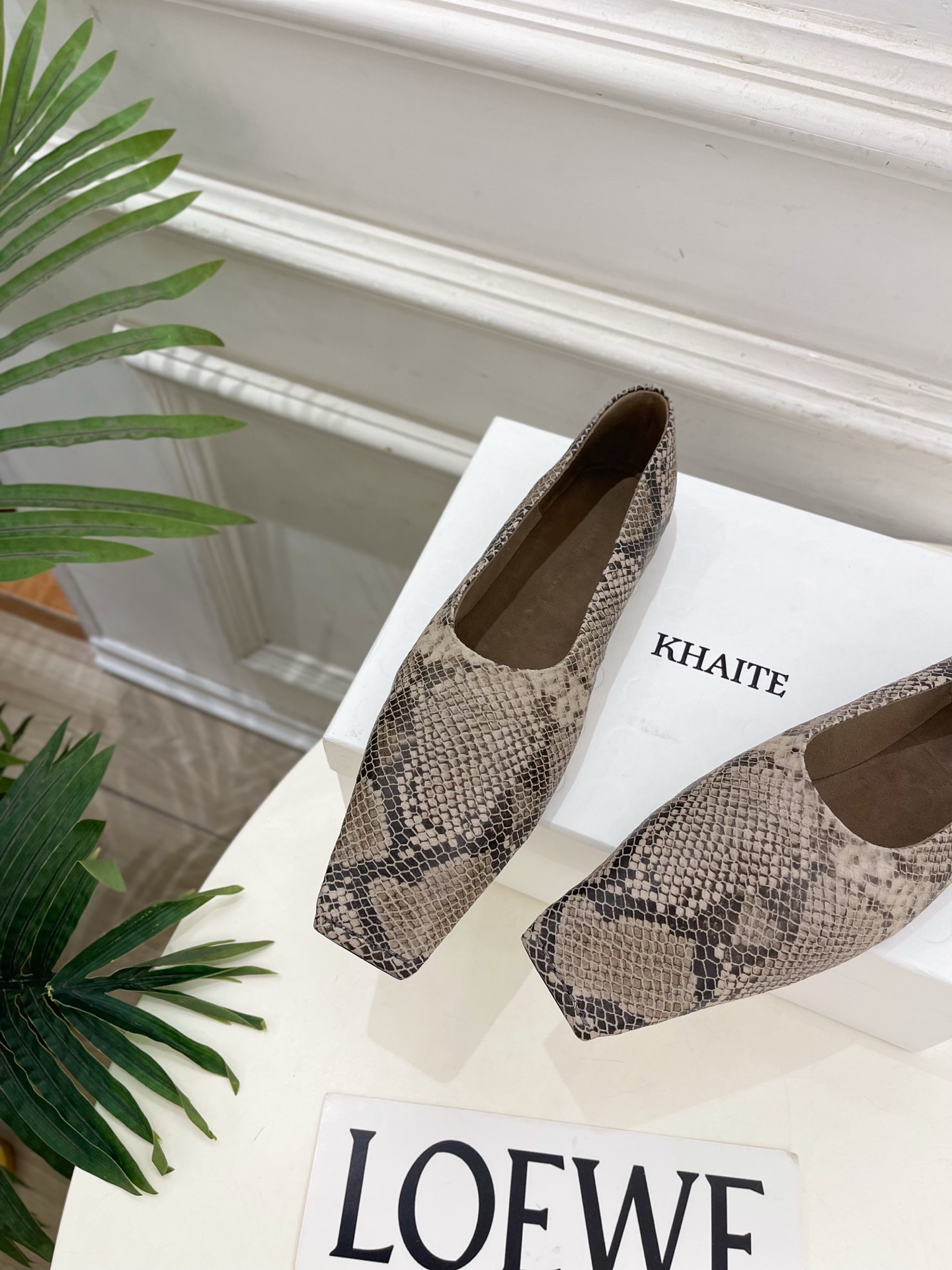 Khaite 2026秋冬新品 极简平底方头单鞋 奶奶鞋 ————————— 作为这两年最受欢迎的设计师牌,设计简单、 Khaite 2026秋冬新品 极简平底方头单鞋 奶奶鞋 ————————— 作为这两年最受欢迎的设计师牌,设计简单、