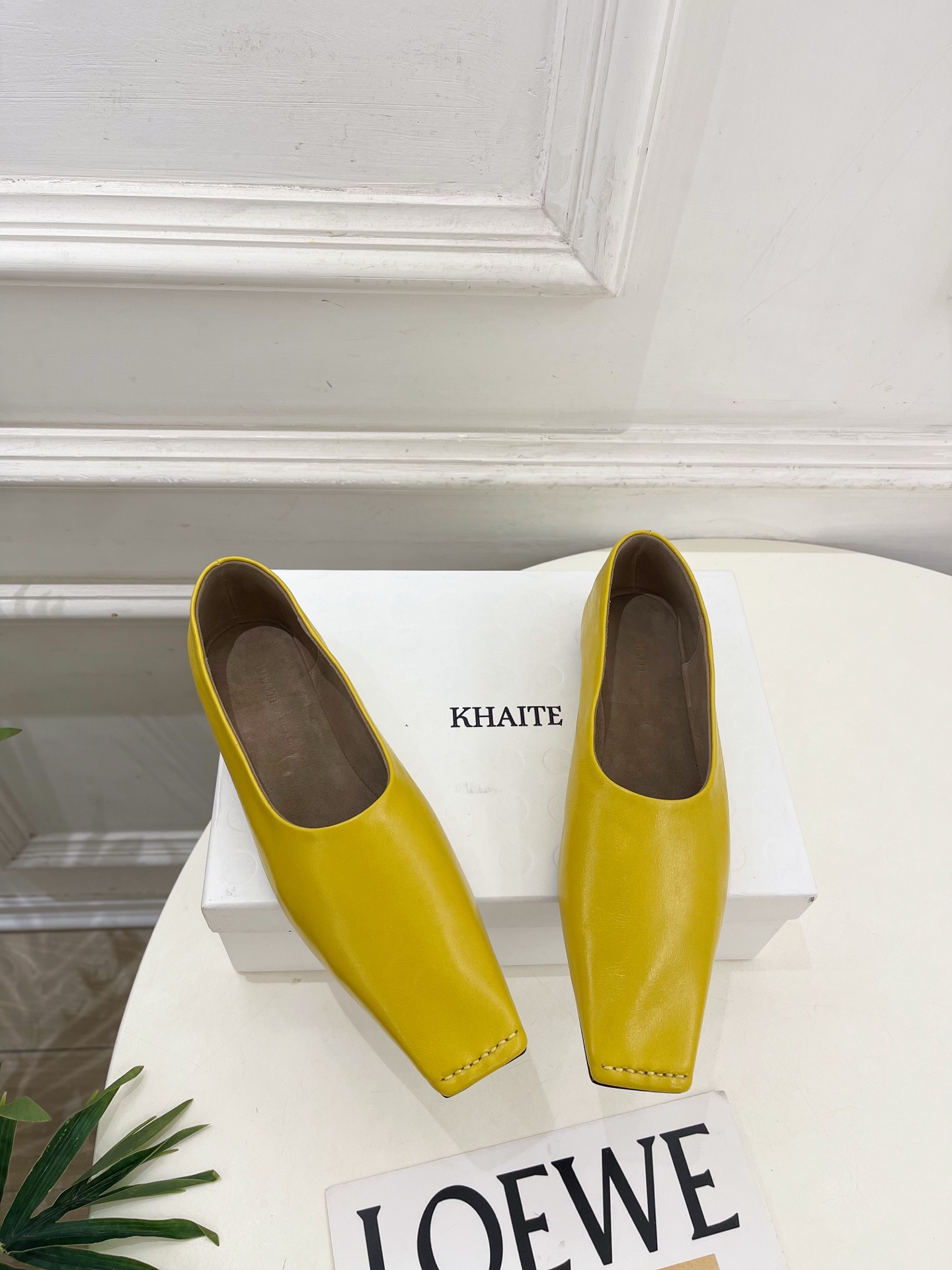 Khaite 2026秋冬新品 极简平底方头单鞋 奶奶鞋  ————————— 作为这两年最受欢迎的设计师牌，设计简单、