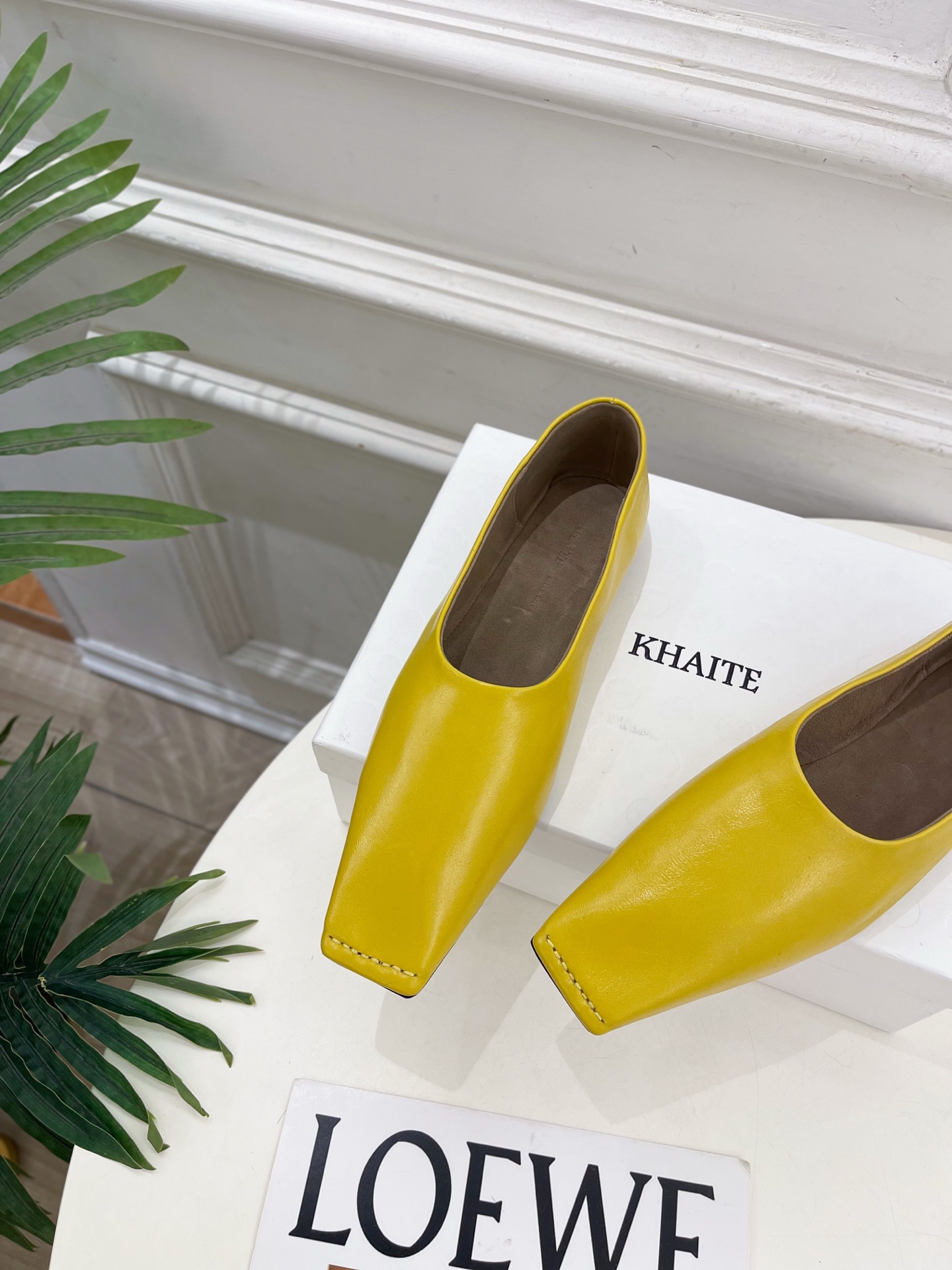 Khaite 2026秋冬新品 极简平底方头单鞋 奶奶鞋  ————————— 作为这两年最受欢迎的设计师牌，设计简单、