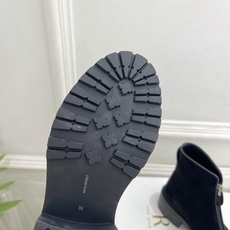 The row 2026秋冬新品 TR极简复古前拉链粗跟短靴 ————————— 作为这两年最受欢迎的设计师牌,设计简单 The row 2026秋冬新品 TR极简复古前拉链粗跟短靴 ————————— 作为这两年最受欢迎的设计师牌,设计简单