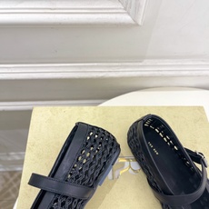 The row 2026秋冬新品 复古编织镂空玛丽珍平底鞋 ————————— 作为这两年最受欢迎的设计师牌,设计简单、 The row 2026秋冬新品 复古编织镂空玛丽珍平底鞋 ————————— 作为这两年最受欢迎的设计师牌,设计简单、