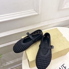 The row 2026秋冬新品 复古编织镂空玛丽珍平底鞋 ————————— 作为这两年最受欢迎的设计师牌,设计简单、 The row 2026秋冬新品 复古编织镂空玛丽珍平底鞋 ————————— 作为这两年最受欢迎的设计师牌,设计简单、