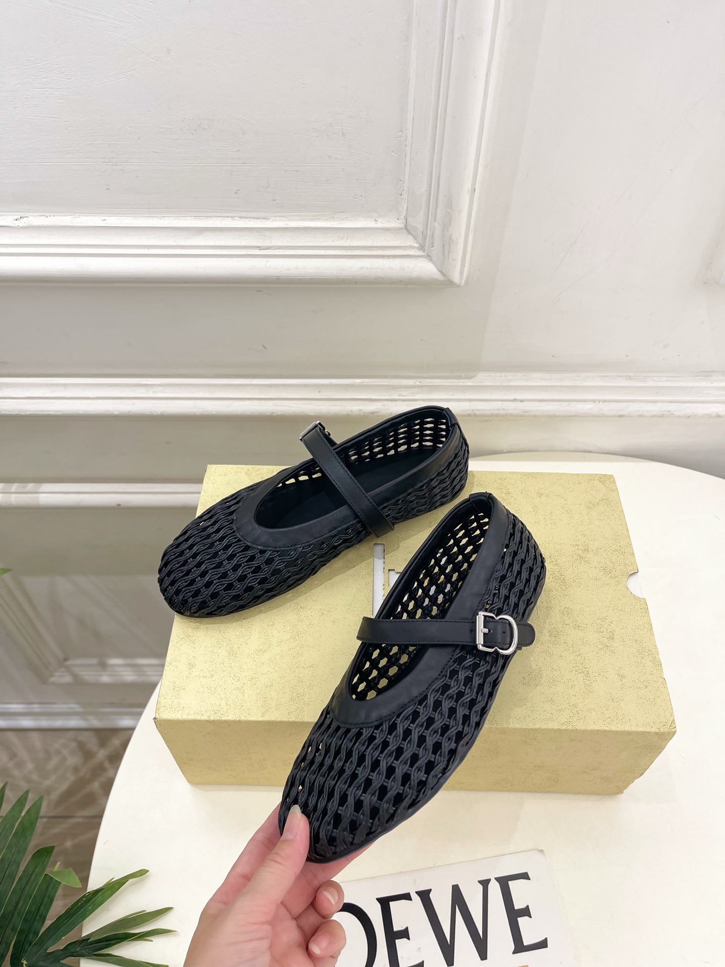 The row 2026秋冬新品 复古编织镂空玛丽珍平底鞋 ————————— 作为这两年最受欢迎的设计师牌,设计简单、 The row 2026秋冬新品 复古编织镂空玛丽珍平底鞋 ————————— 作为这两年最受欢迎的设计师牌,设计简单、