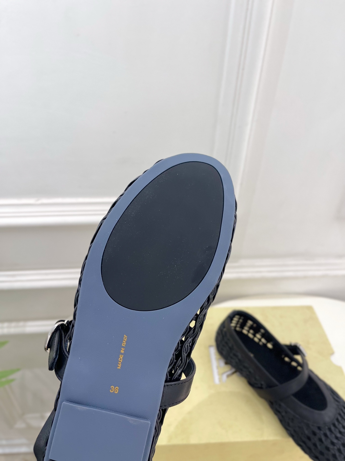 The row 2026秋冬新品 复古编织镂空玛丽珍平底鞋 ————————— 作为这两年最受欢迎的设计师牌,设计简单、 The row 2026秋冬新品 复古编织镂空玛丽珍平底鞋 ————————— 作为这两年最受欢迎的设计师牌,设计简单、