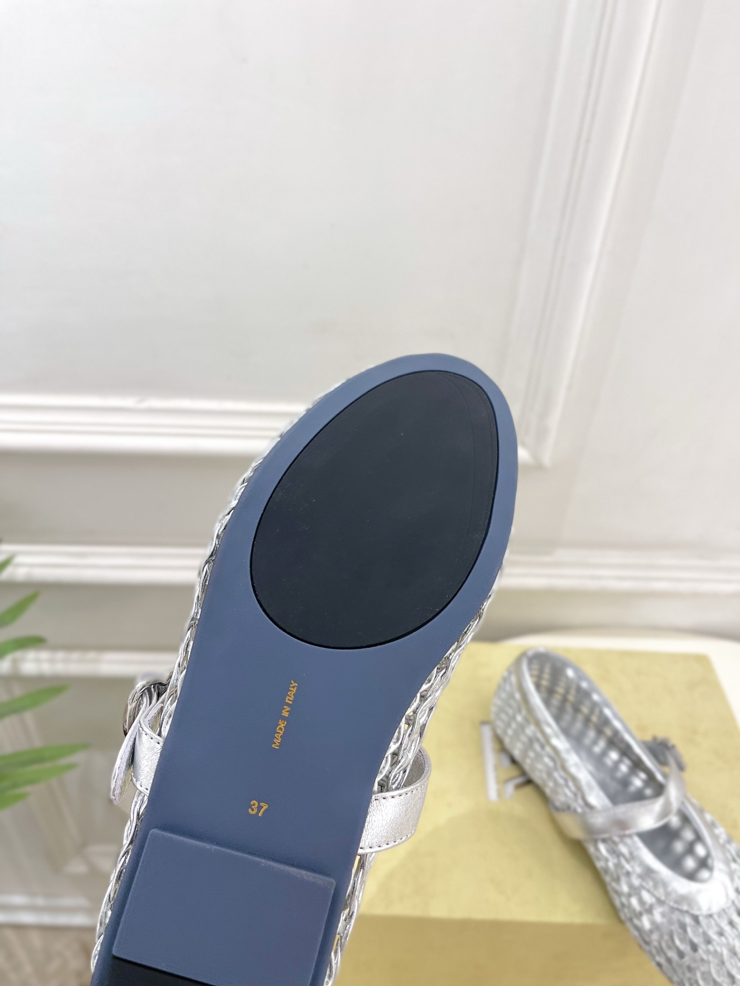 The row 2026秋冬新品 复古编织镂空玛丽珍平底鞋 ————————— 作为这两年最受欢迎的设计师牌,设计简单、 The row 2026秋冬新品 复古编织镂空玛丽珍平底鞋 ————————— 作为这两年最受欢迎的设计师牌,设计简单、