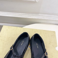 The row 2026秋冬新品 复古编织网T字带平底鞋 ————————— 作为这两年最受欢迎的设计师牌,设计简单、细 The row 2026秋冬新品 复古编织网T字带平底鞋 ————————— 作为这两年最受欢迎的设计师牌,设计简单、细