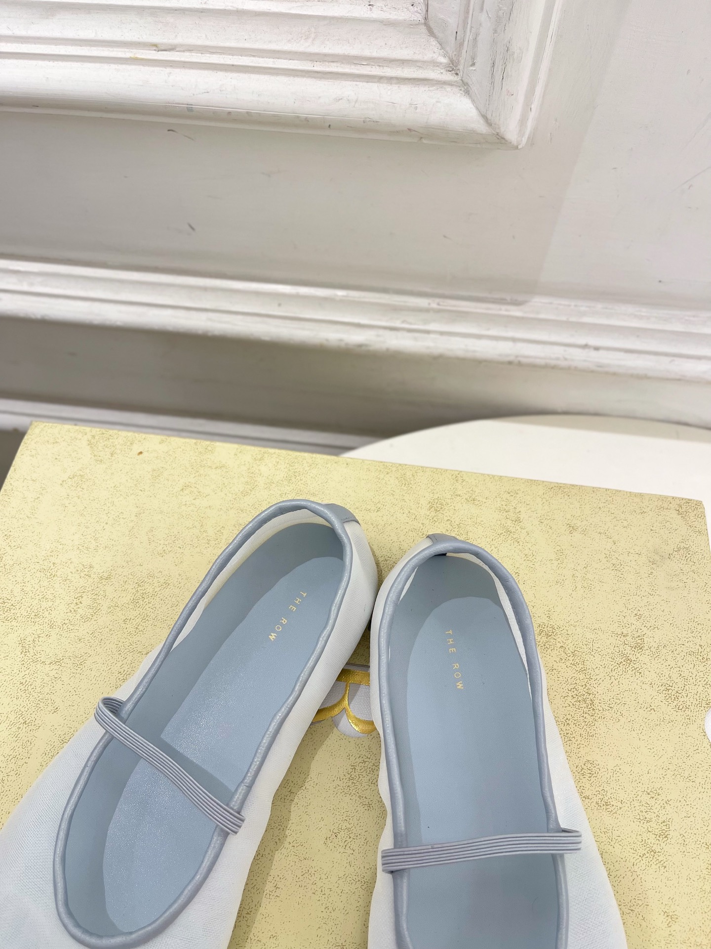 The row 2026秋冬新品 复古法式网纱平底鞋 ————————— 作为这两年最受欢迎的设计师牌,设计简单、细节巧 The row 2026秋冬新品 复古法式网纱平底鞋 ————————— 作为这两年最受欢迎的设计师牌,设计简单、细节巧