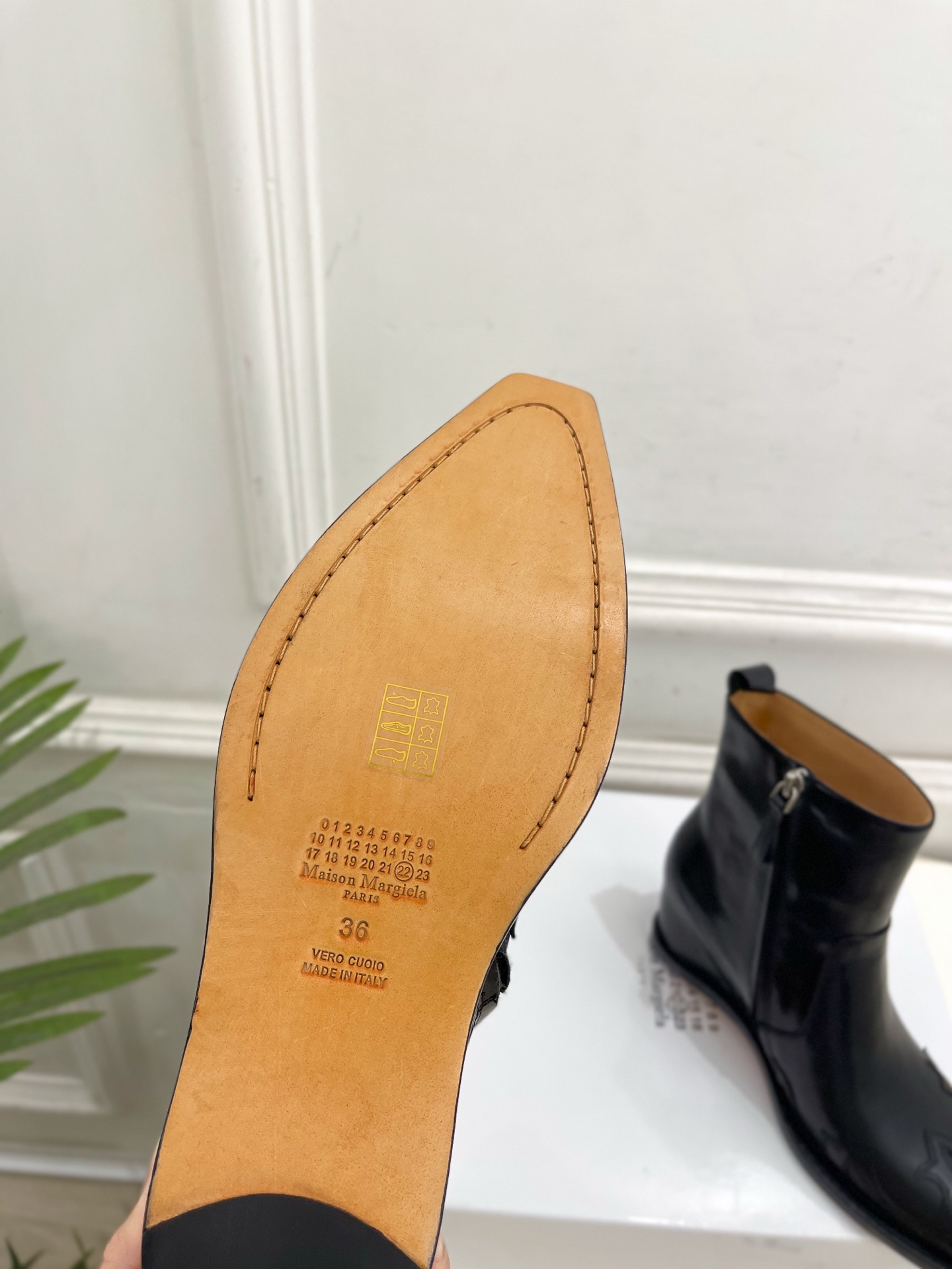 Maison Margiela· 马吉拉26𝐬𝐬  2026秋冬新品 MM6复古内增高电绣尖头短靴———————— MM
