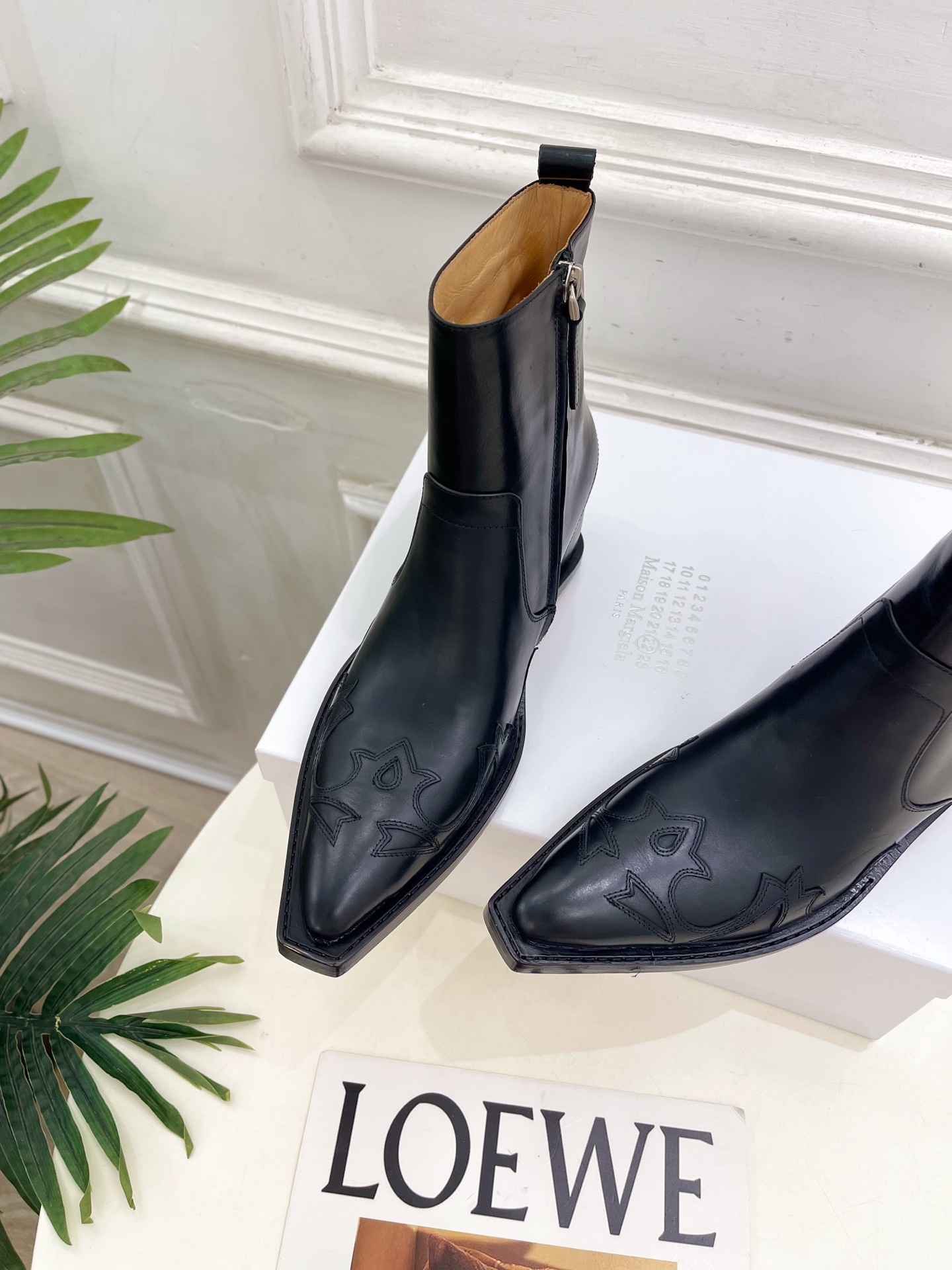 Maison Margiela· 马吉拉26𝐬𝐬  2026秋冬新品 MM6复古内增高电绣尖头短靴———————— MM
