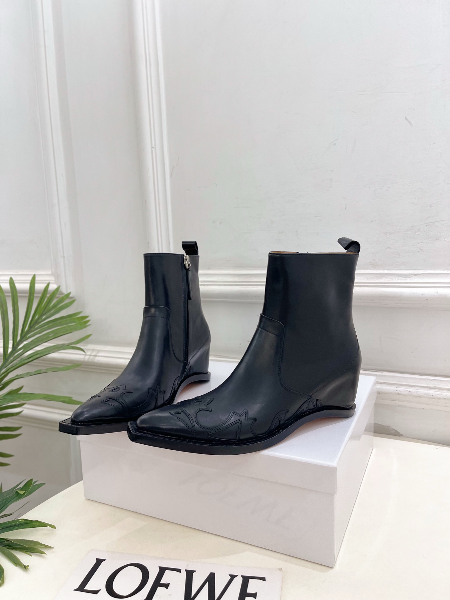 Maison Margiela· 马吉拉26𝐬𝐬  2026秋冬新品 MM6复古内增高电绣尖头短靴———————— MM