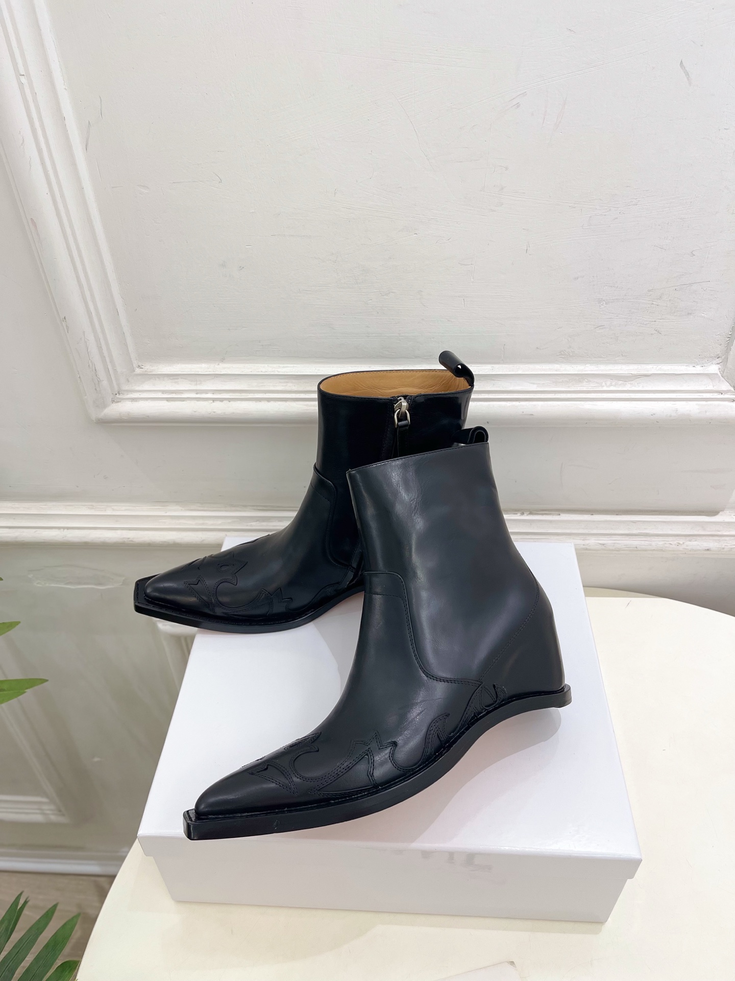 Maison Margiela· 马吉拉26𝐬𝐬  2026秋冬新品 MM6复古内增高电绣尖头短靴———————— MM