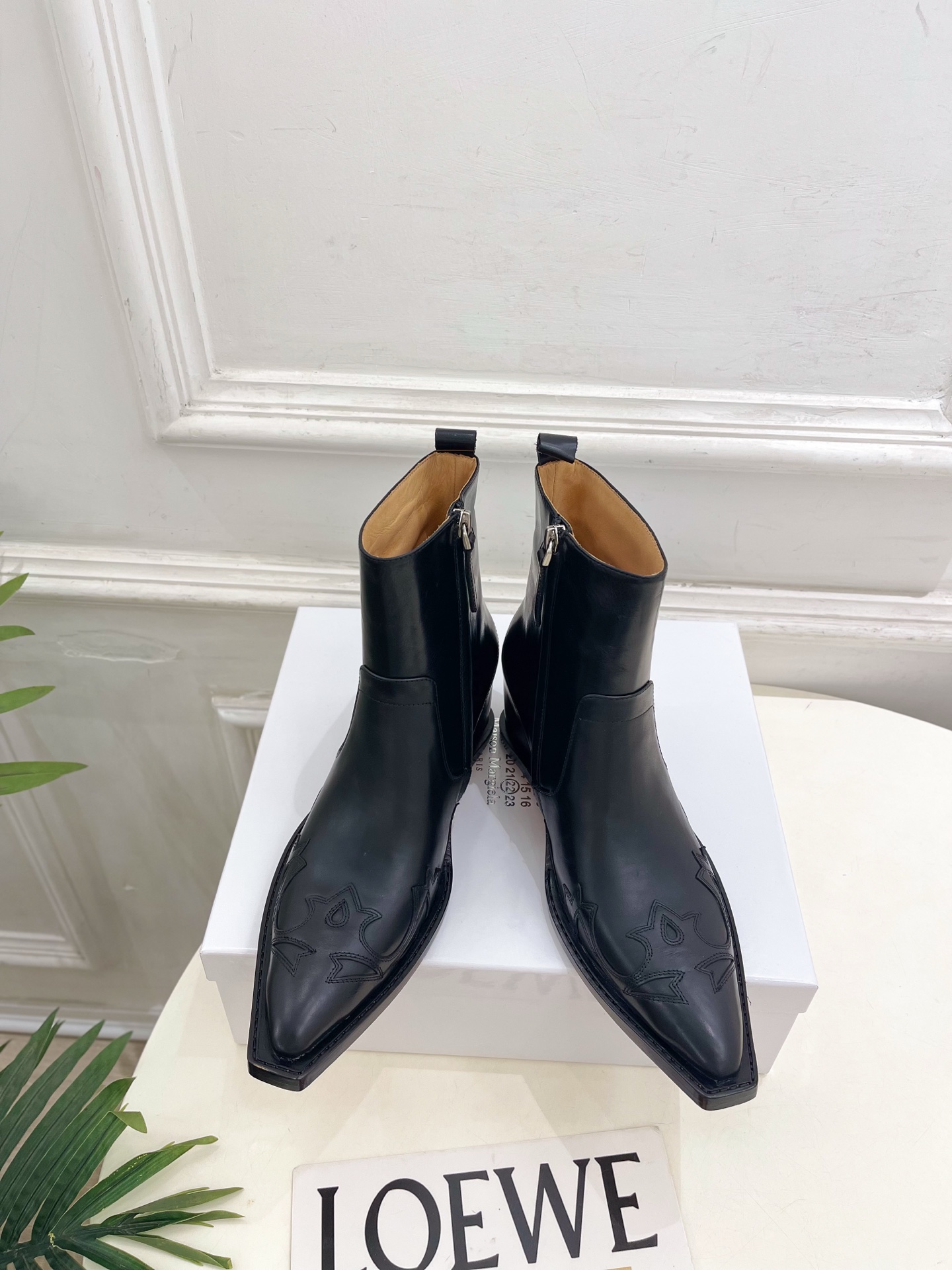 Maison Margiela· 马吉拉26𝐬𝐬 2026秋冬新品 MM6复古内增高电绣尖头短靴———————— MM Maison Margiela· 马吉拉26𝐬𝐬 2026秋冬新品 MM6复古内增高电绣尖头短靴———————— MM