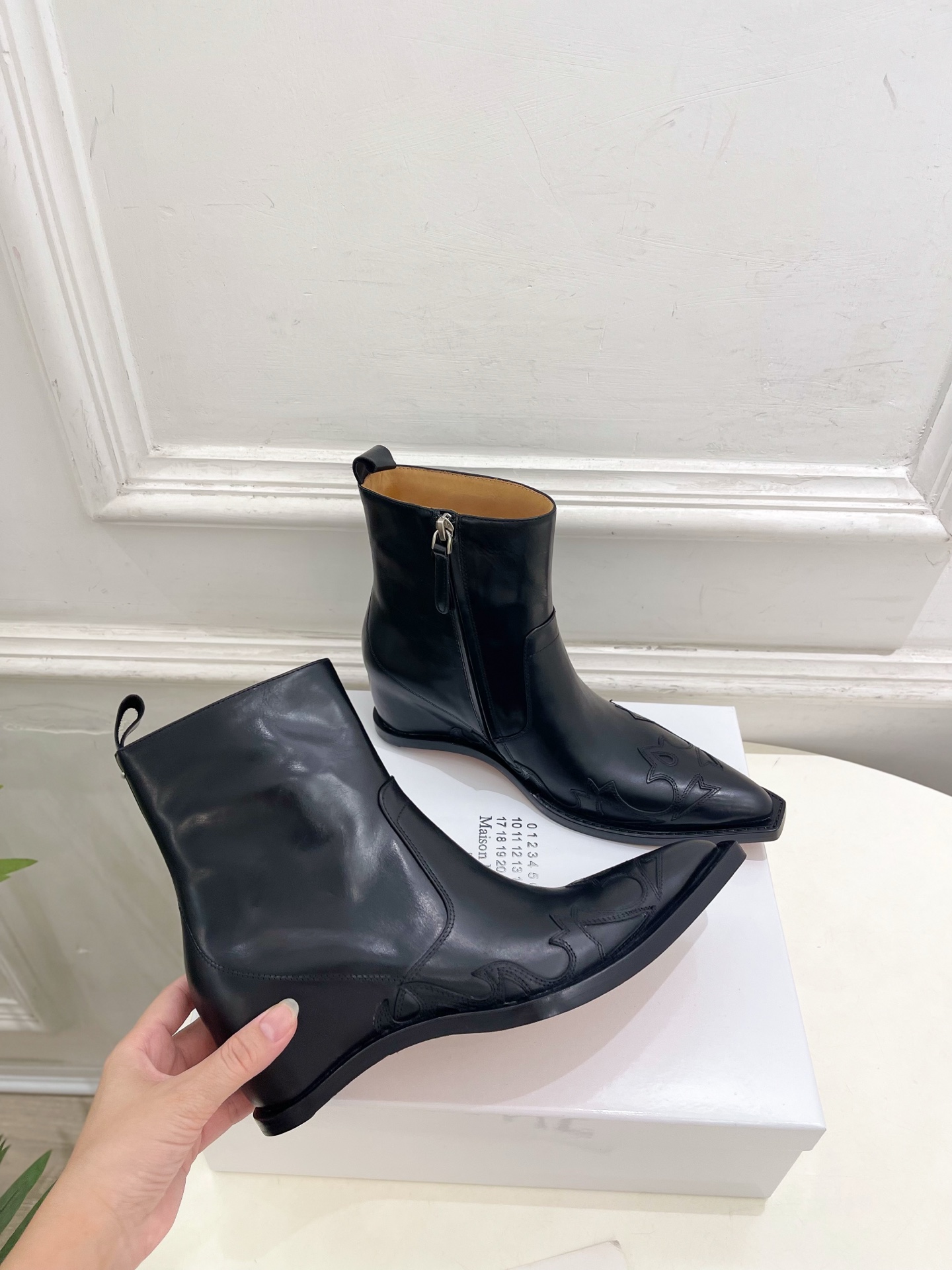 Maison Margiela· 马吉拉26𝐬𝐬  2026秋冬新品 MM6复古内增高电绣尖头短靴———————— MM