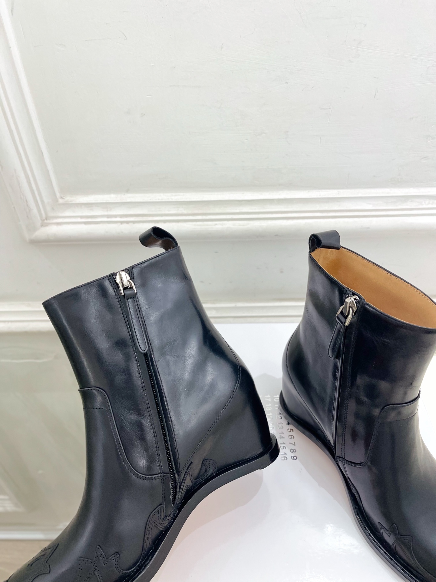 Maison Margiela· 马吉拉26𝐬𝐬  2026秋冬新品 MM6复古内增高电绣尖头短靴———————— MM