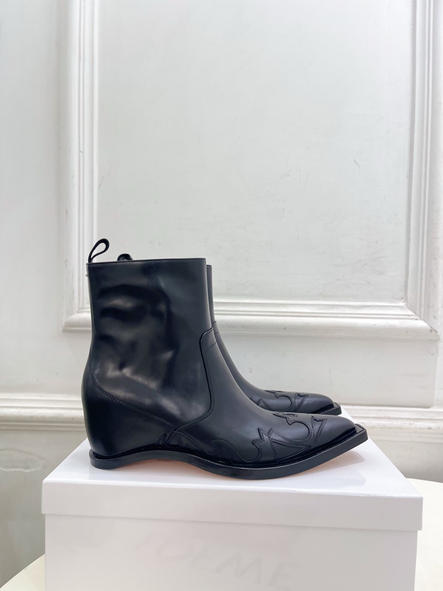 Maison Margiela· 马吉拉26𝐬𝐬  2026秋冬新品 MM6复古内增高电绣尖头短靴———————— MM