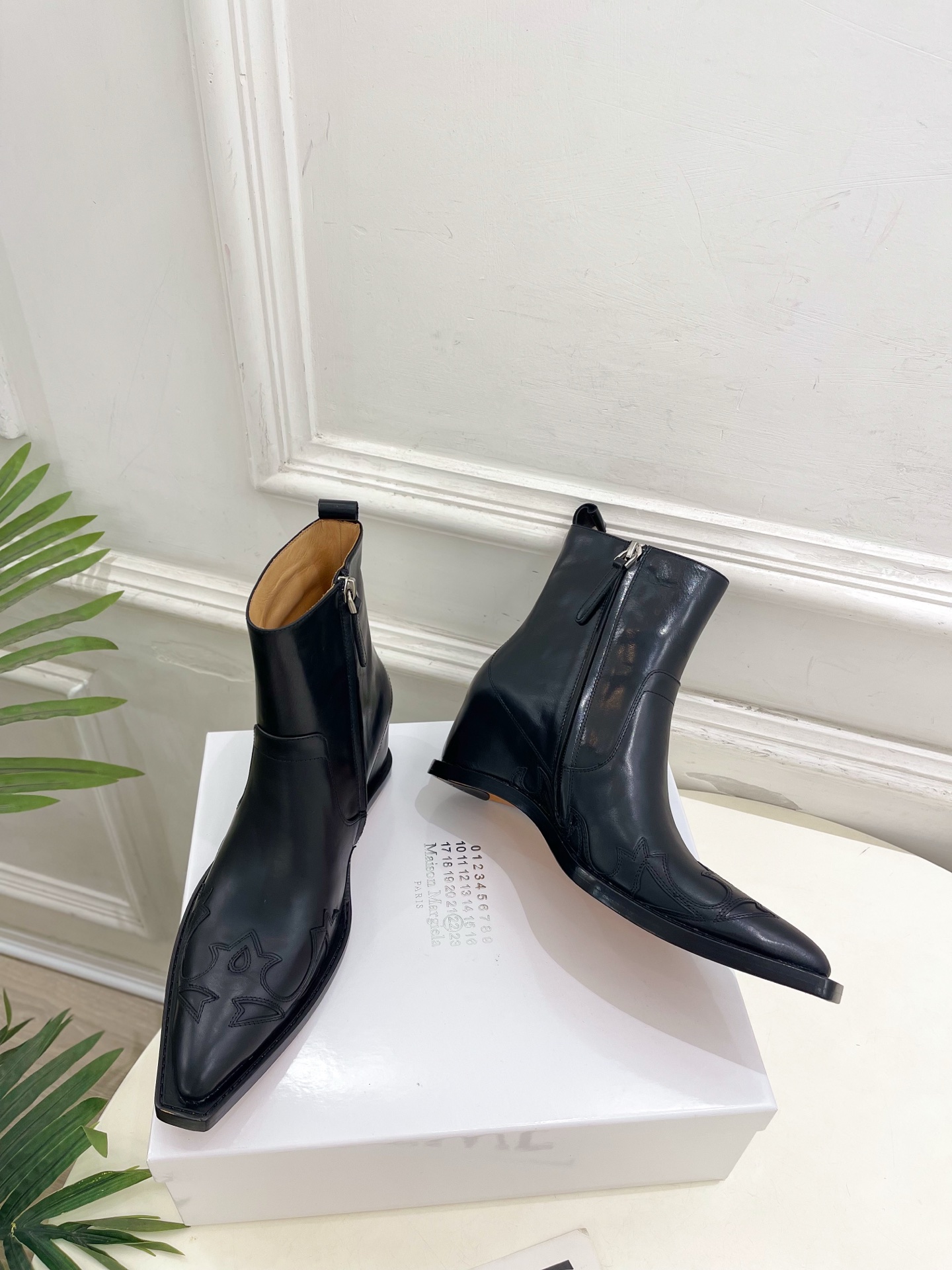 Maison Margiela· 马吉拉26𝐬𝐬  2026秋冬新品 MM6复古内增高电绣尖头短靴———————— MM