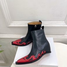 Maison Margiela· 马吉拉26𝐬𝐬 2026秋冬新品 MM6复古内增高电绣尖头短靴———————— MM Maison Margiela· 马吉拉26𝐬𝐬 2026秋冬新品 MM6复古内增高电绣尖头短靴———————— MM