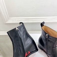 Maison Margiela· 马吉拉26𝐬𝐬 2026秋冬新品 MM6复古内增高电绣尖头短靴———————— MM Maison Margiela· 马吉拉26𝐬𝐬 2026秋冬新品 MM6复古内增高电绣尖头短靴———————— MM