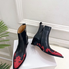 Maison Margiela· 马吉拉26𝐬𝐬 2026秋冬新品 MM6复古内增高电绣尖头短靴———————— MM Maison Margiela· 马吉拉26𝐬𝐬 2026秋冬新品 MM6复古内增高电绣尖头短靴———————— MM