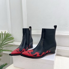 Maison Margiela· 马吉拉26𝐬𝐬 2026秋冬新品 MM6复古内增高电绣尖头短靴———————— MM Maison Margiela· 马吉拉26𝐬𝐬 2026秋冬新品 MM6复古内增高电绣尖头短靴———————— MM