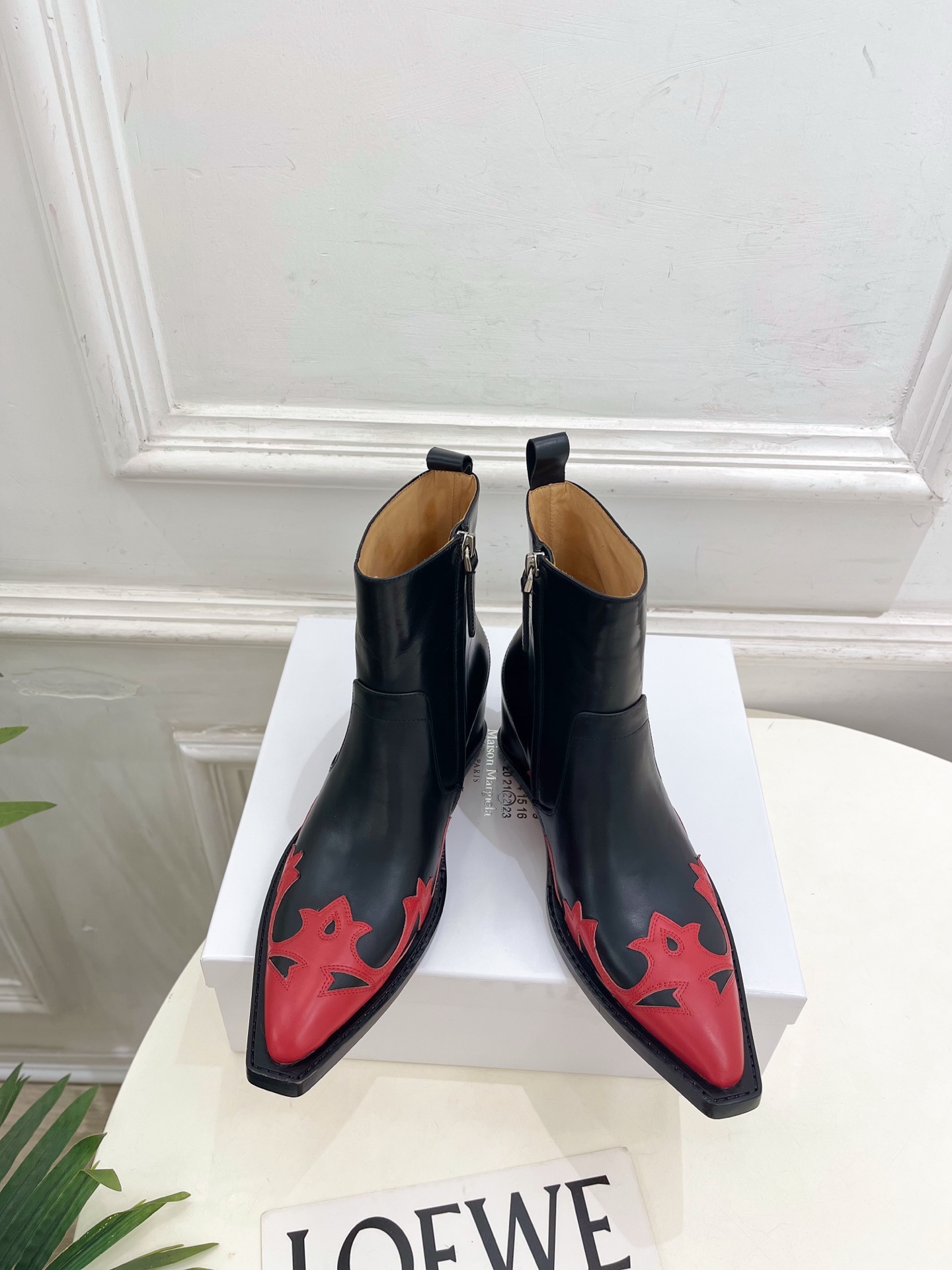 Maison Margiela· 马吉拉26𝐬𝐬 2026秋冬新品 MM6复古内增高电绣尖头短靴———————— MM Maison Margiela· 马吉拉26𝐬𝐬 2026秋冬新品 MM6复古内增高电绣尖头短靴———————— MM