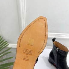 Maison Margiela· 马吉拉26𝐬𝐬 2026秋冬新品 MM6复古内增高电绣尖头短靴———————— MM Maison Margiela· 马吉拉26𝐬𝐬 2026秋冬新品 MM6复古内增高电绣尖头短靴———————— MM