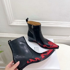 Maison Margiela· 马吉拉26𝐬𝐬 2026秋冬新品 MM6复古内增高电绣尖头短靴———————— MM Maison Margiela· 马吉拉26𝐬𝐬 2026秋冬新品 MM6复古内增高电绣尖头短靴———————— MM