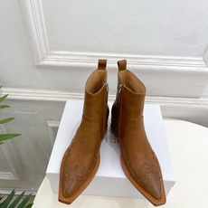Maison Margiela· 马吉拉26𝐬𝐬 2026秋冬新品 MM6复古内增高电绣尖头短靴———————— MM Maison Margiela· 马吉拉26𝐬𝐬 2026秋冬新品 MM6复古内增高电绣尖头短靴———————— MM