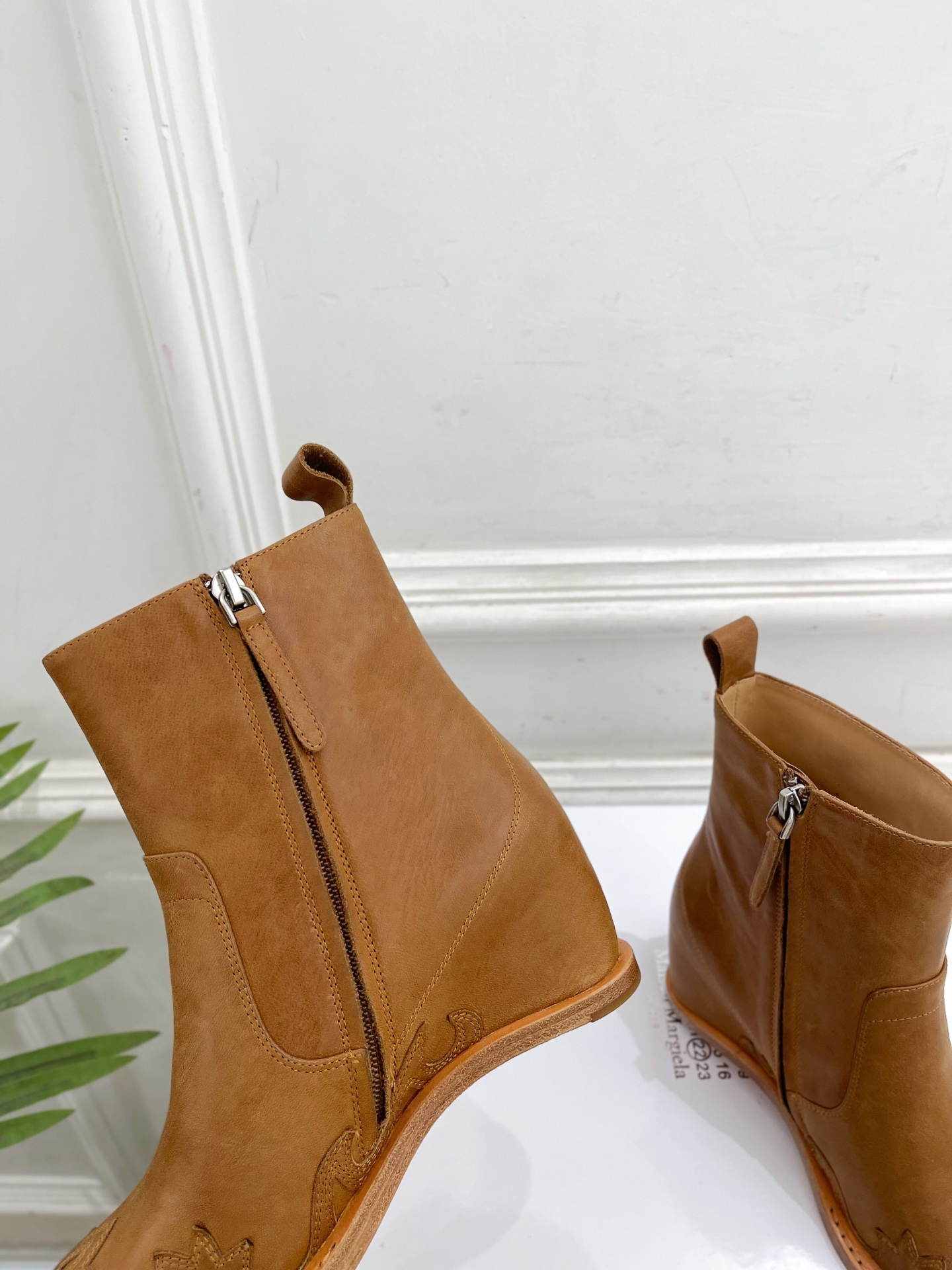 Maison Margiela· 马吉拉26𝐬𝐬  2026秋冬新品 MM6复古内增高电绣尖头短靴———————— MM