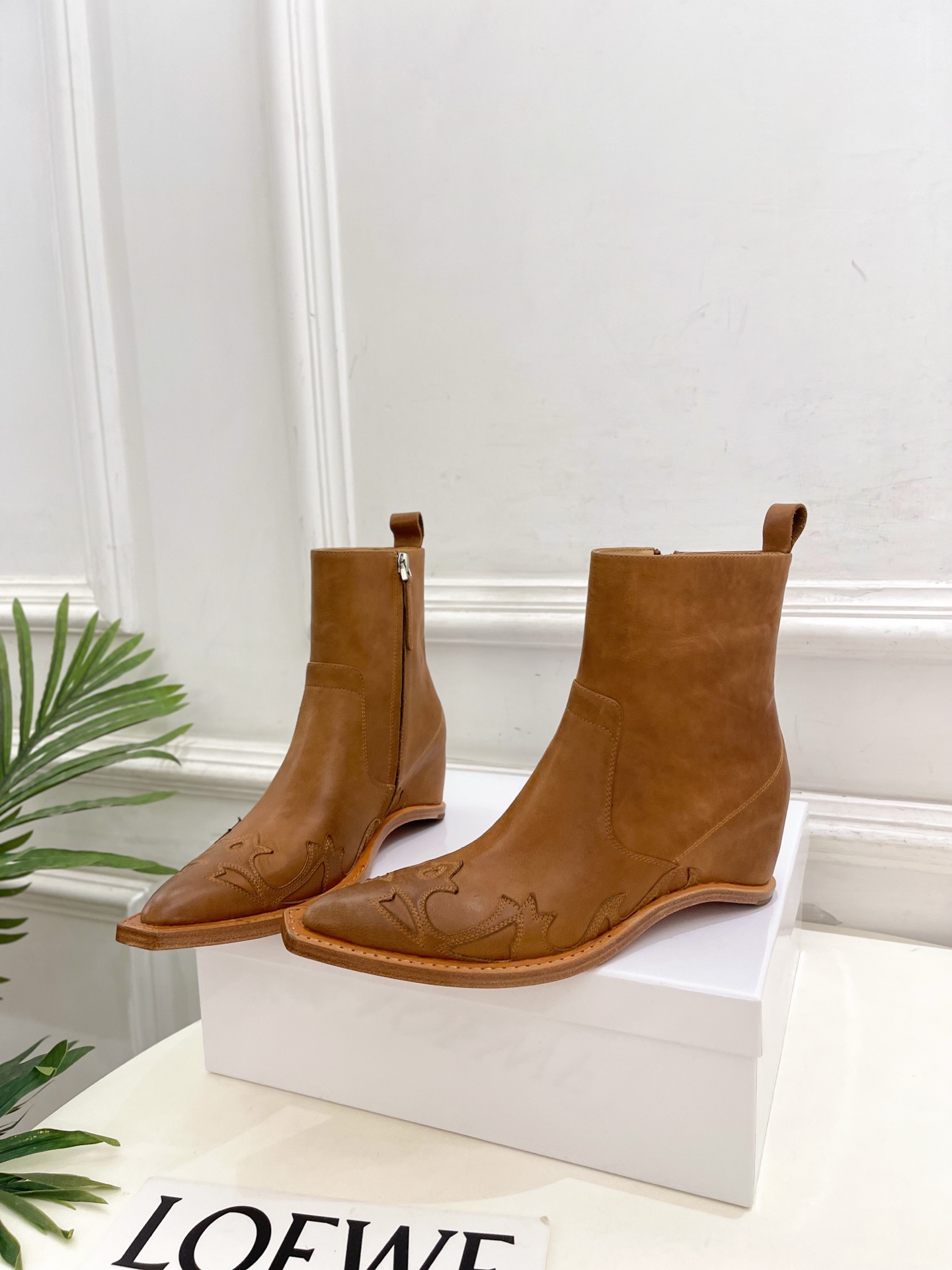 Maison Margiela· 马吉拉26𝐬𝐬  2026秋冬新品 MM6复古内增高电绣尖头短靴———————— MM