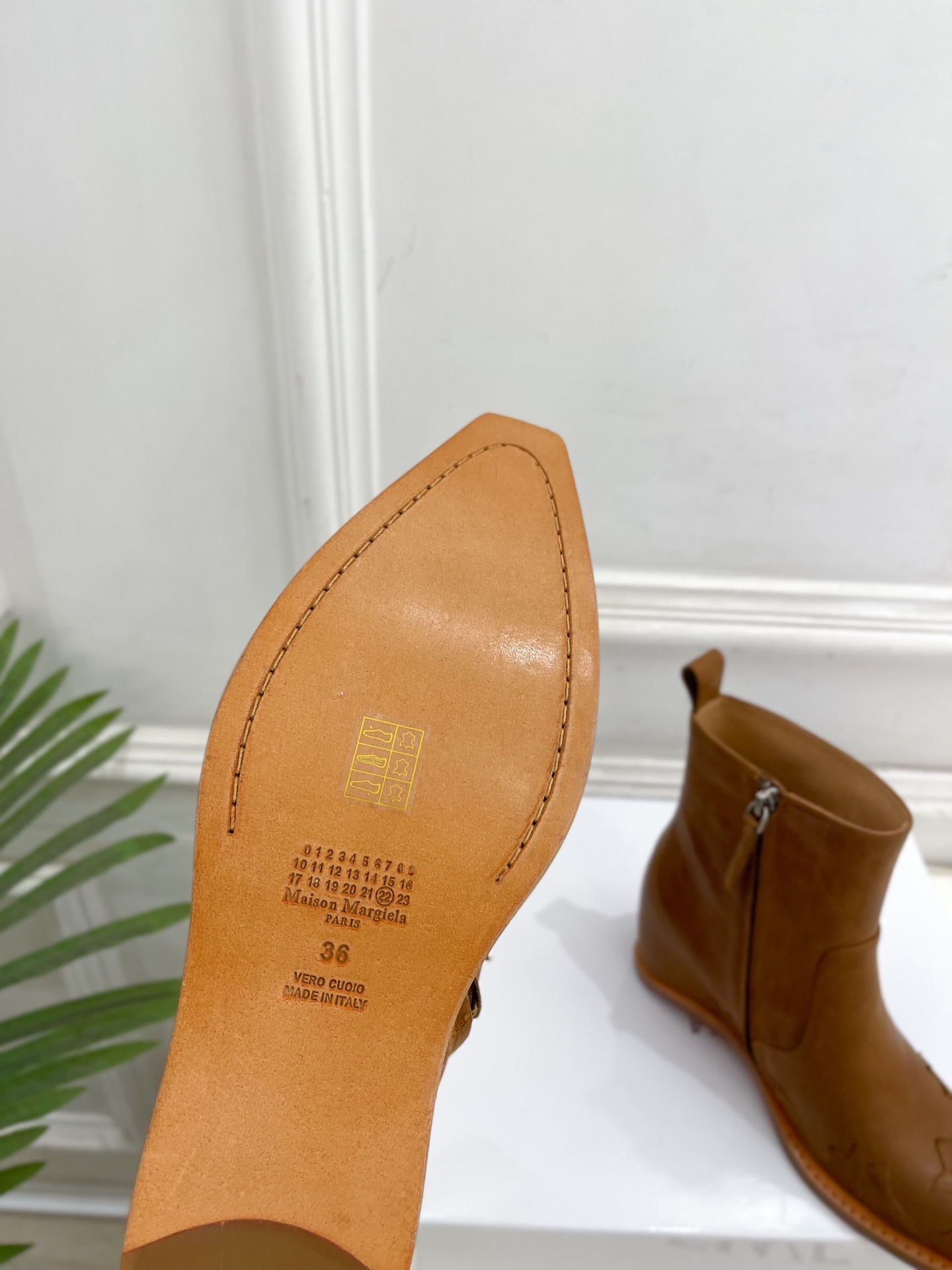 Maison Margiela· 马吉拉26𝐬𝐬  2026秋冬新品 MM6复古内增高电绣尖头短靴———————— MM