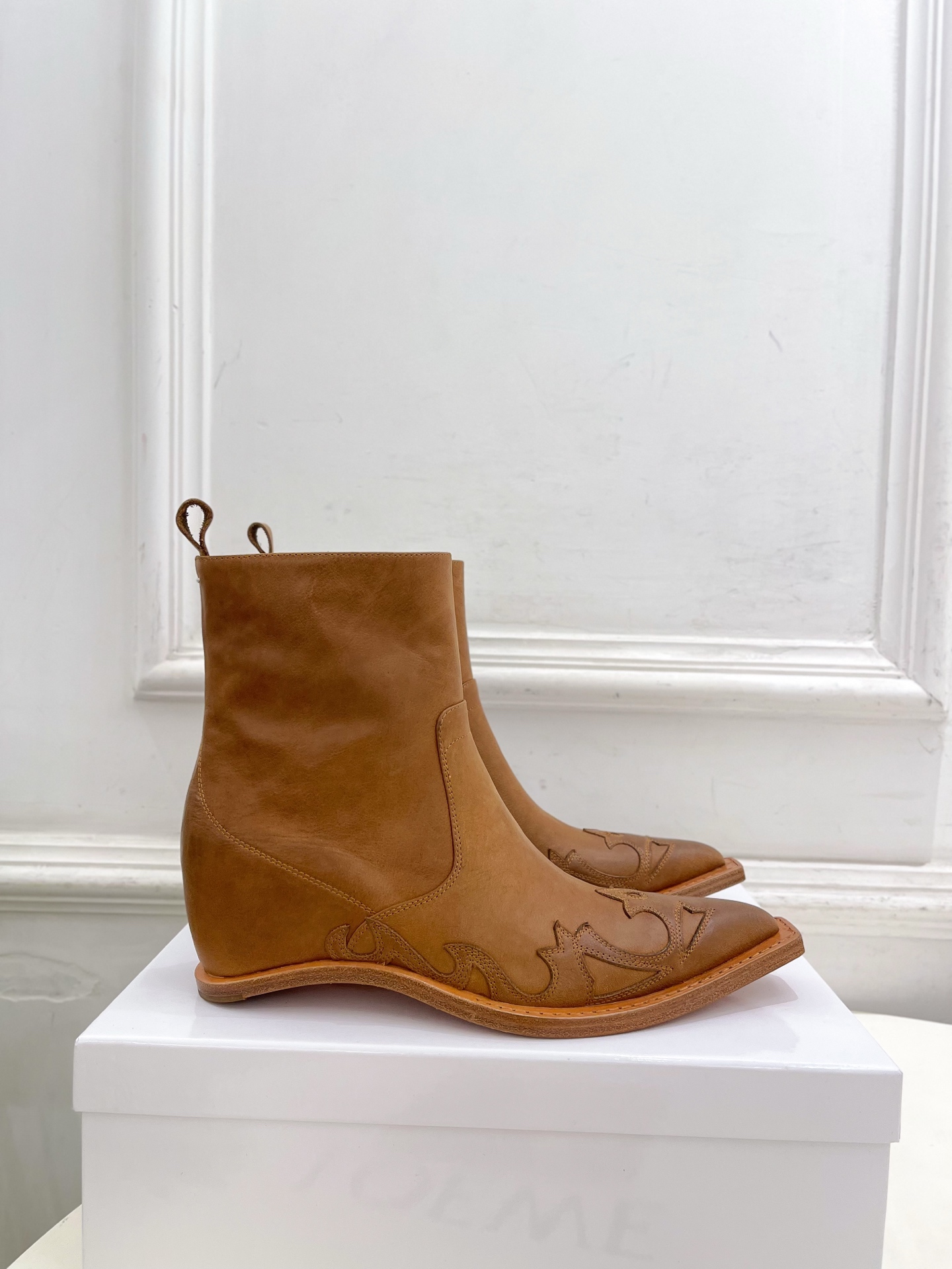 Maison Margiela· 马吉拉26𝐬𝐬  2026秋冬新品 MM6复古内增高电绣尖头短靴———————— MM