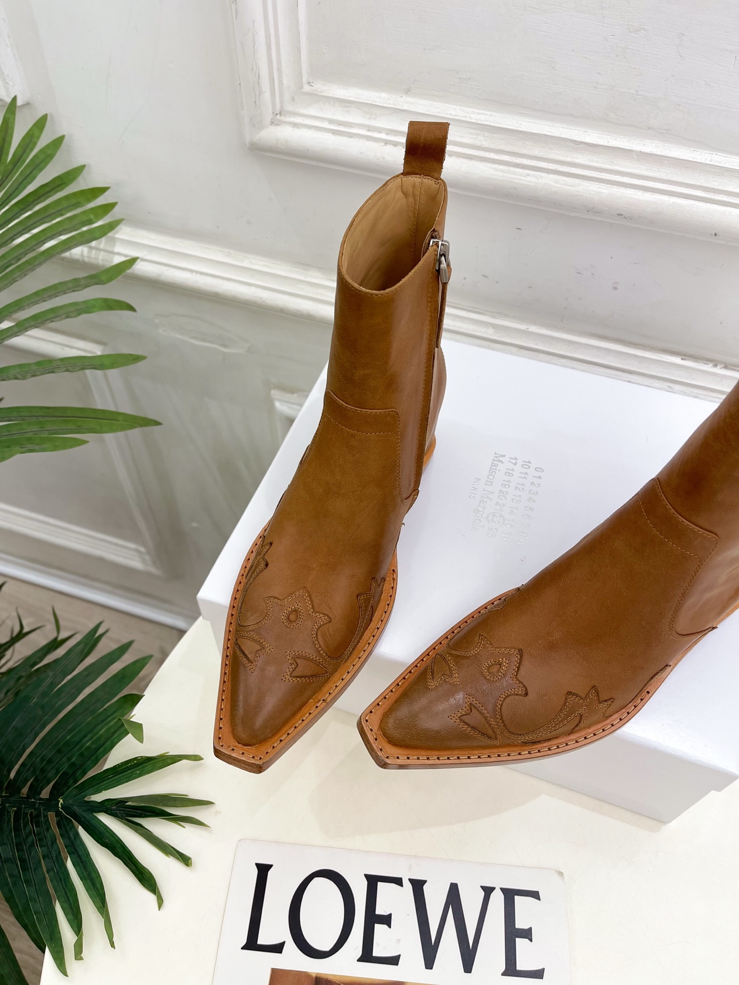 Maison Margiela· 马吉拉26𝐬𝐬  2026秋冬新品 MM6复古内增高电绣尖头短靴———————— MM