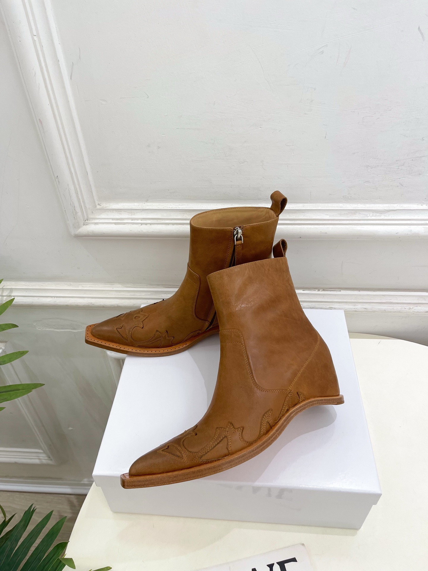 Maison Margiela· 马吉拉26𝐬𝐬  2026秋冬新品 MM6复古内增高电绣尖头短靴———————— MM