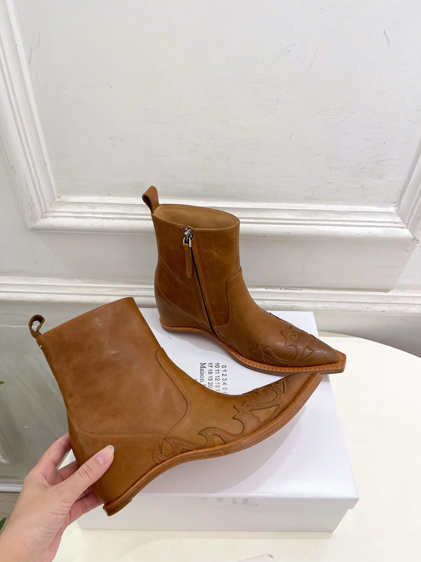 Maison Margiela· 马吉拉26𝐬𝐬  2026秋冬新品 MM6复古内增高电绣尖头短靴———————— MM