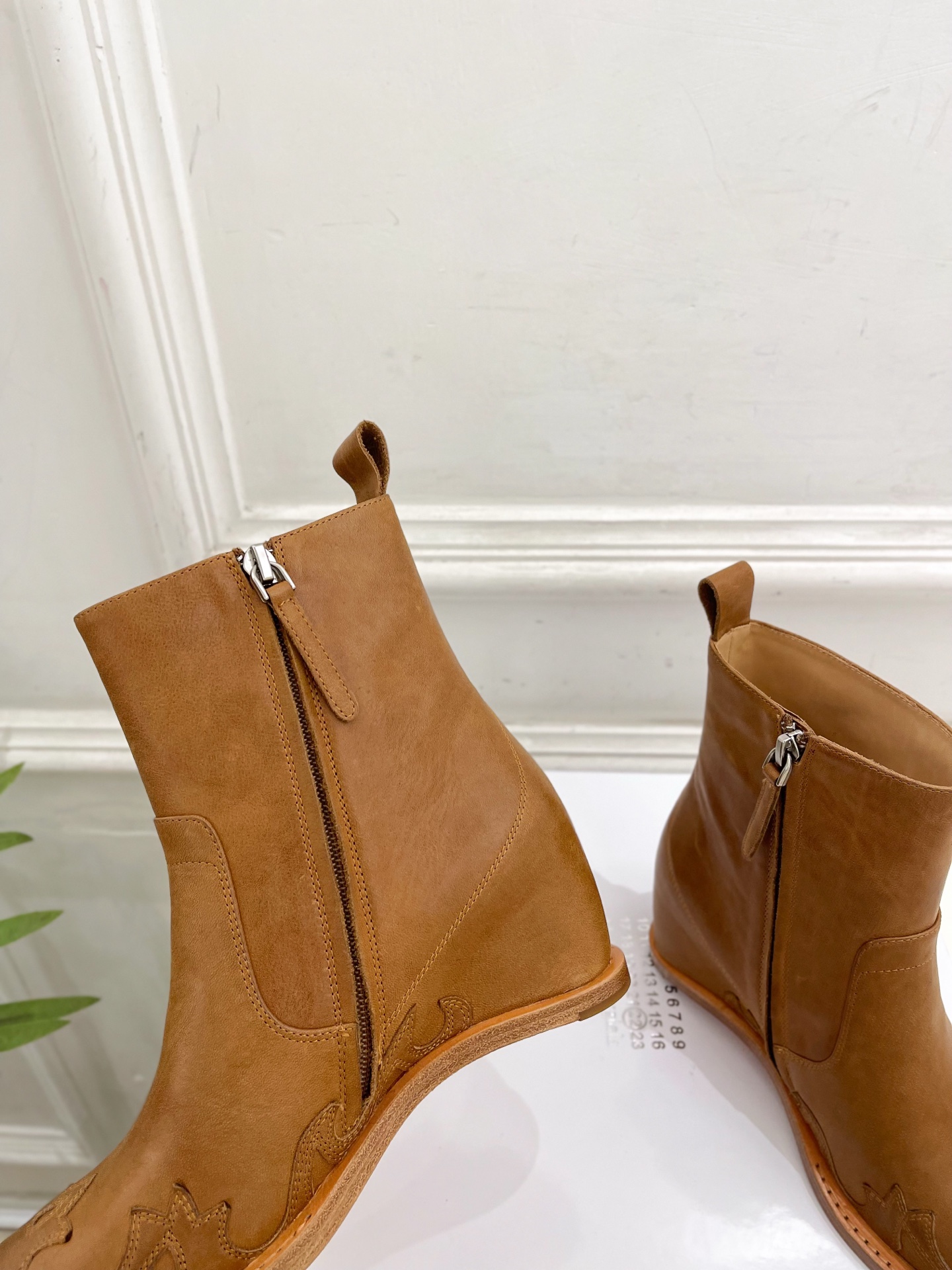 Maison Margiela· 马吉拉26𝐬𝐬  2026秋冬新品 MM6复古内增高电绣尖头短靴———————— MM
