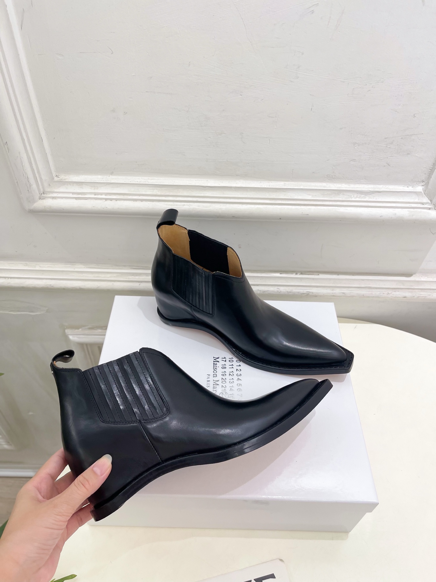 Maison Margiela· 马吉拉26𝐬𝐬 2026秋冬新品 MM6复古内增高尖头切尔西短靴———————— M Maison Margiela· 马吉拉26𝐬𝐬 2026秋冬新品 MM6复古内增高尖头切尔西短靴———————— M