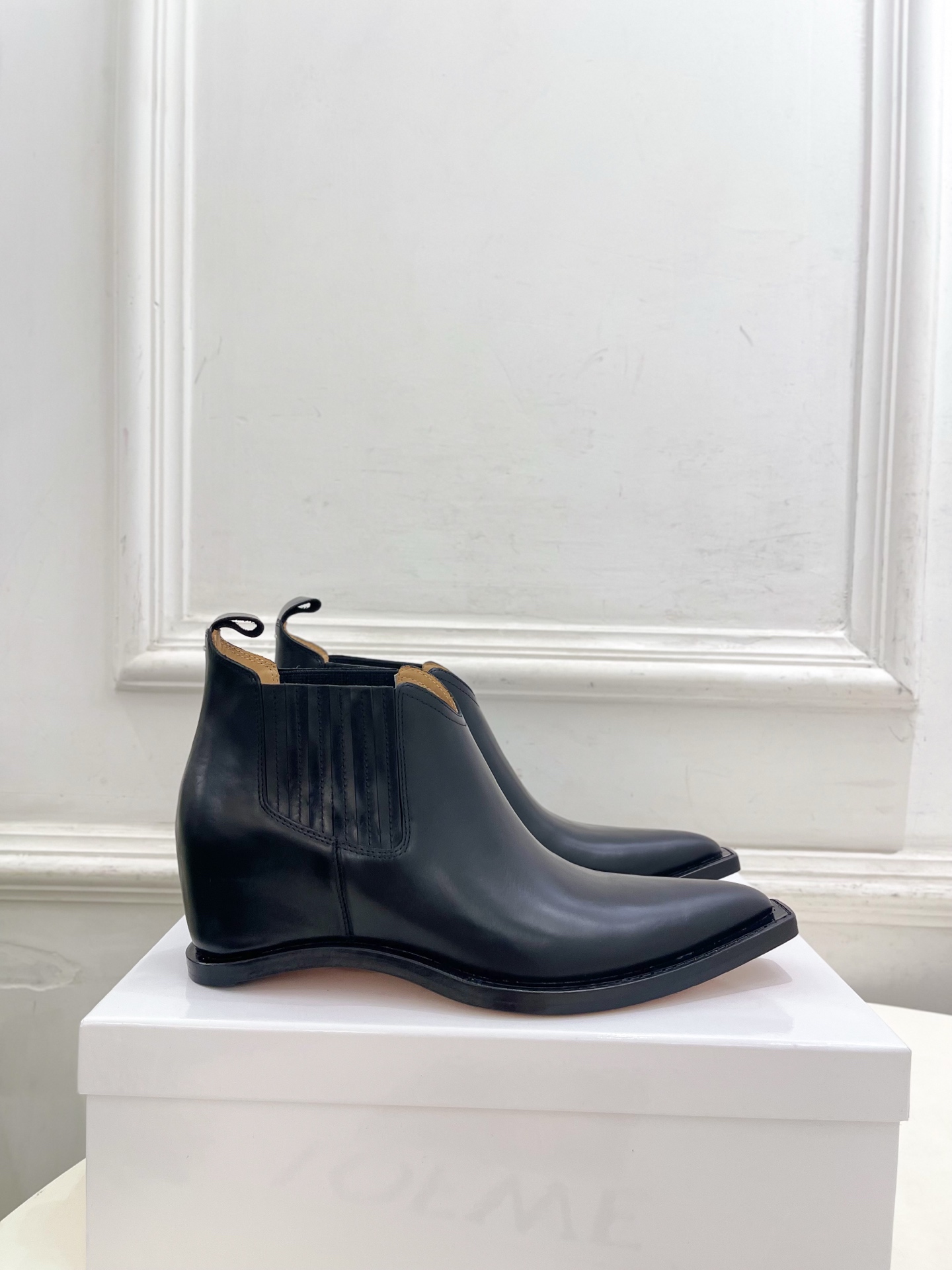 Maison Margiela· 马吉拉26𝐬𝐬 2026秋冬新品 MM6复古内增高尖头切尔西短靴———————— M Maison Margiela· 马吉拉26𝐬𝐬 2026秋冬新品 MM6复古内增高尖头切尔西短靴———————— M