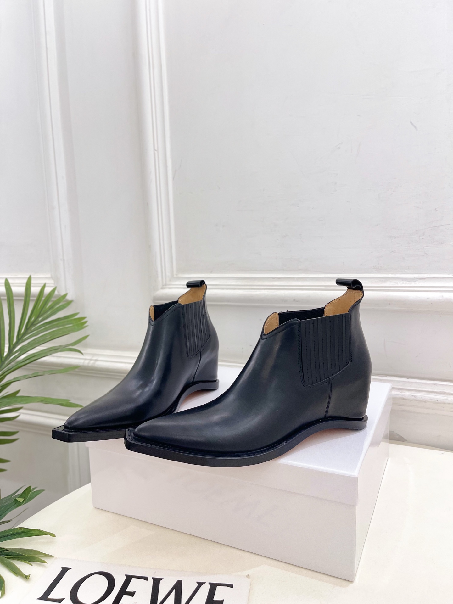 Maison Margiela· 马吉拉26𝐬𝐬 2026秋冬新品 MM6复古内增高尖头切尔西短靴———————— M Maison Margiela· 马吉拉26𝐬𝐬 2026秋冬新品 MM6复古内增高尖头切尔西短靴———————— M