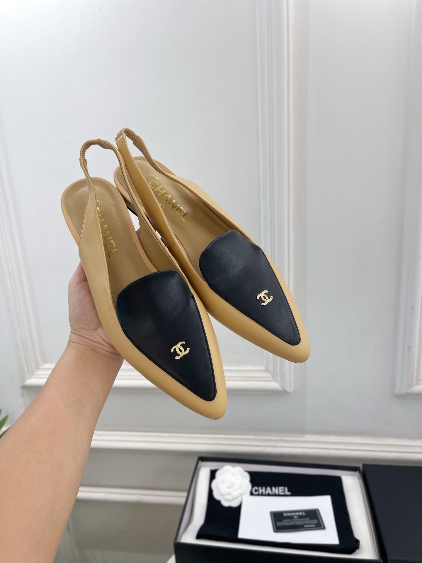 𝐂𝐇𝐀𝐍𝐄𝐋 | 小香 26𝐬𝐬 🦋2026 秋冬新品 专柜经典走秀款 小香双C拼色尖头平底凉鞋 单鞋 系列上新〰 𝐂𝐇𝐀𝐍𝐄𝐋 | 小香 26𝐬𝐬 🦋2026 秋冬新品 专柜经典走秀款 小香双C拼色尖头平底凉鞋 单鞋 系列上新〰