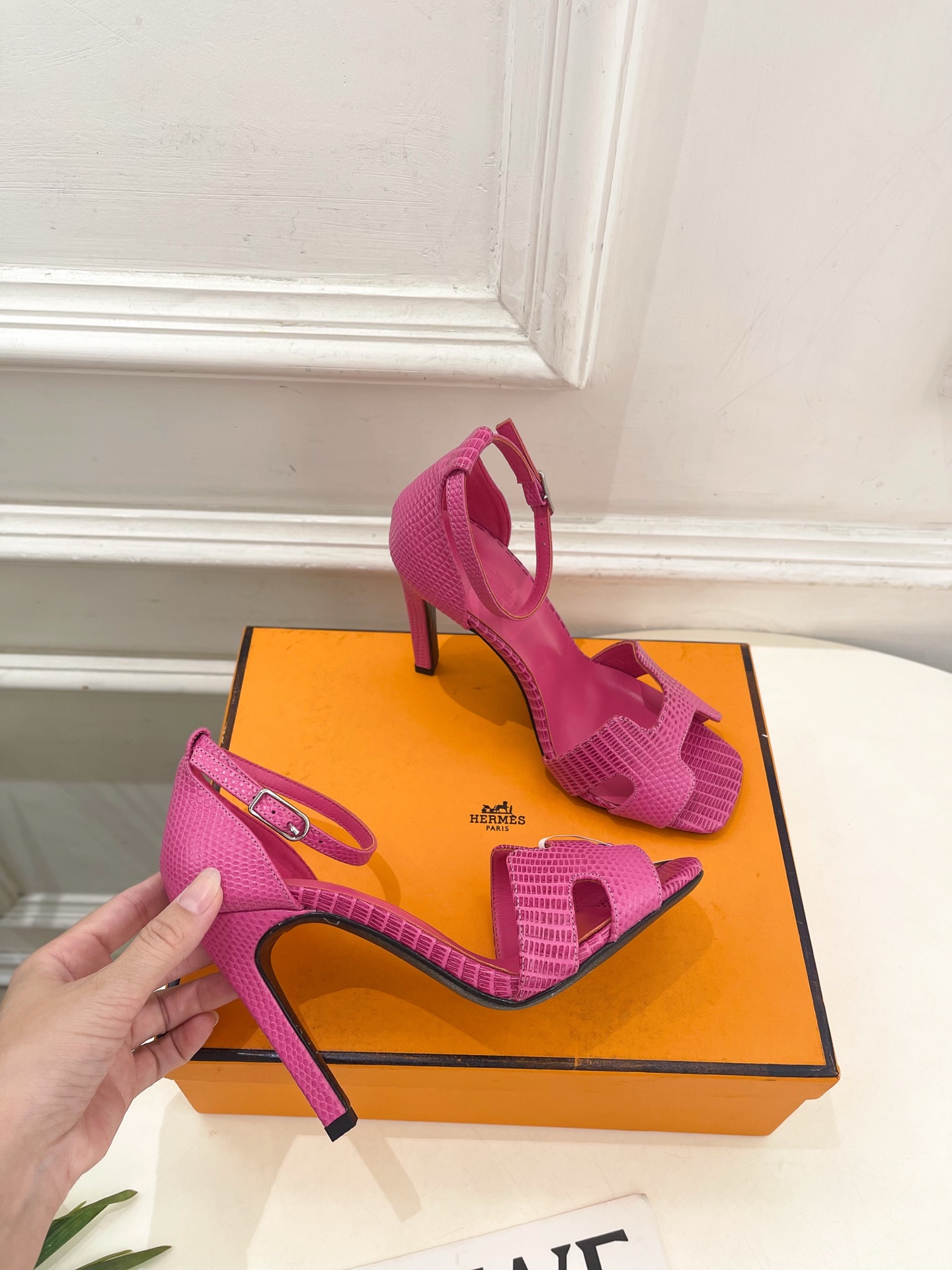 🐎𝐇𝐄𝐑𝐌𝐄* 爱玛仕 26𝐬𝐬  🌈2026新品 专柜新款 经典H型高跟凉鞋系列〰 ◽鞋面：原版特定制皮面 ◽️ 内里