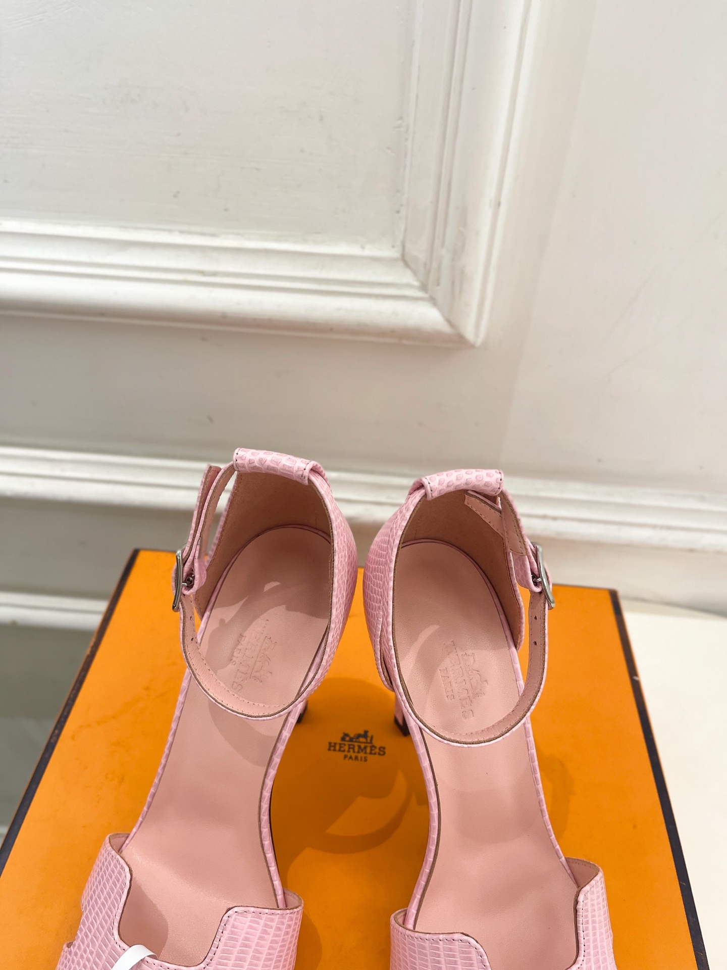 🐎𝐇𝐄𝐑𝐌𝐄* 爱玛仕 26𝐬𝐬  🌈2026新品 专柜新款 经典H型高跟凉鞋系列〰 ◽鞋面：原版特定制皮面 ◽️ 内里