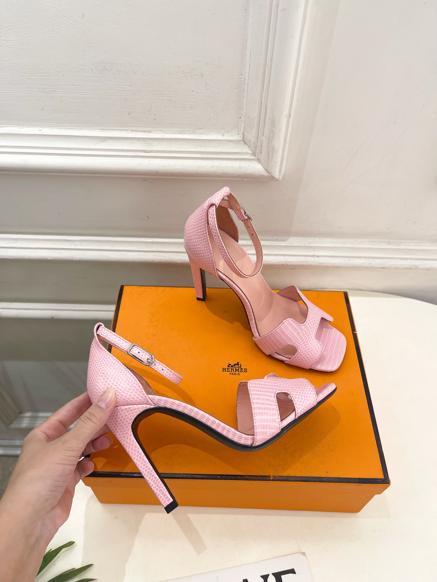 🐎𝐇𝐄𝐑𝐌𝐄* 爱玛仕 26𝐬𝐬  🌈2026新品 专柜新款 经典H型高跟凉鞋系列〰 ◽鞋面：原版特定制皮面 ◽️ 内里