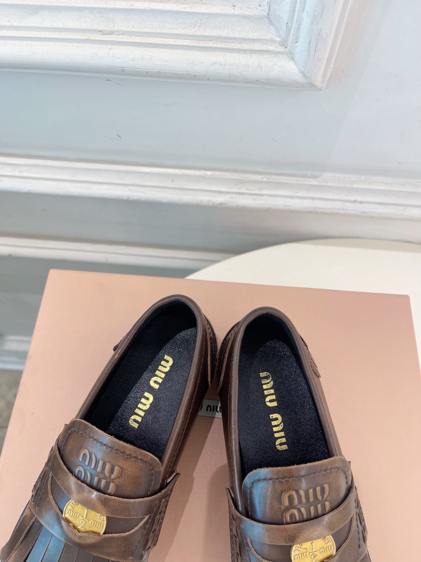Miu Miu | 缪缪  26𝐬𝐬 🖤专柜主打最新秀款 2026秋冬新品 复古金币流苏休闲乐福鞋 火爆上新！ 🍒BS缪
