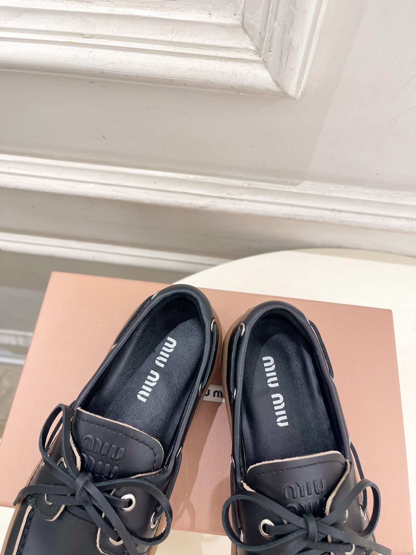 Miu Miu | 缪缪  26𝐬𝐬 🖤2026秋冬新品 专柜主打最新走秀款 miumiu复古风系带休闲乐福鞋 火爆上新