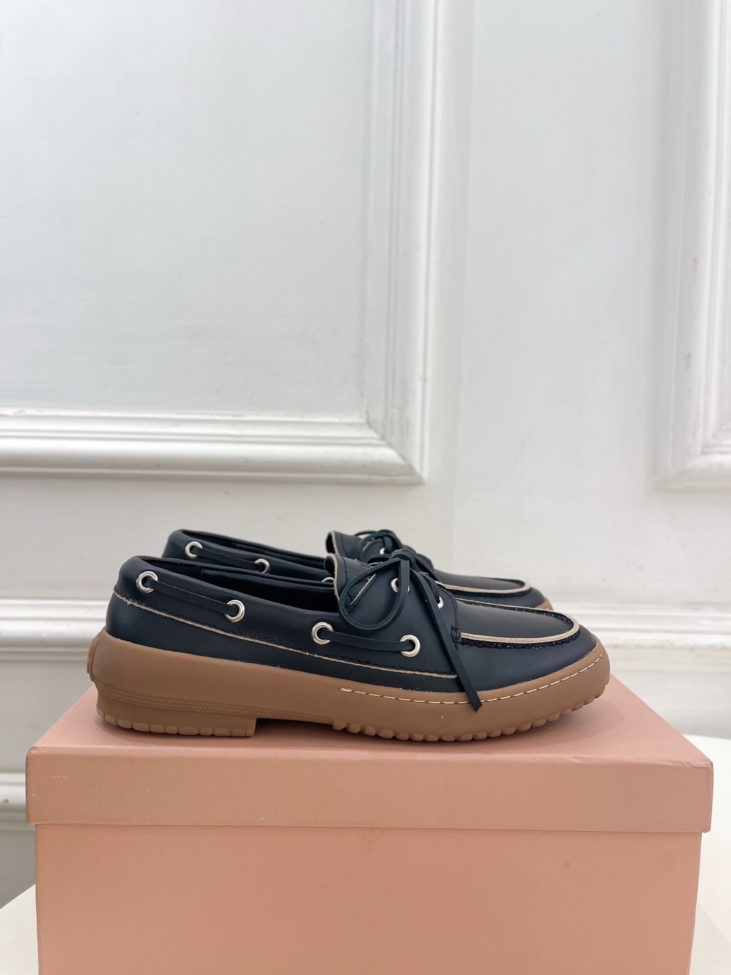 Miu Miu | 缪缪  26𝐬𝐬 🖤2026秋冬新品 专柜主打最新走秀款 miumiu复古风系带休闲乐福鞋 火爆上新