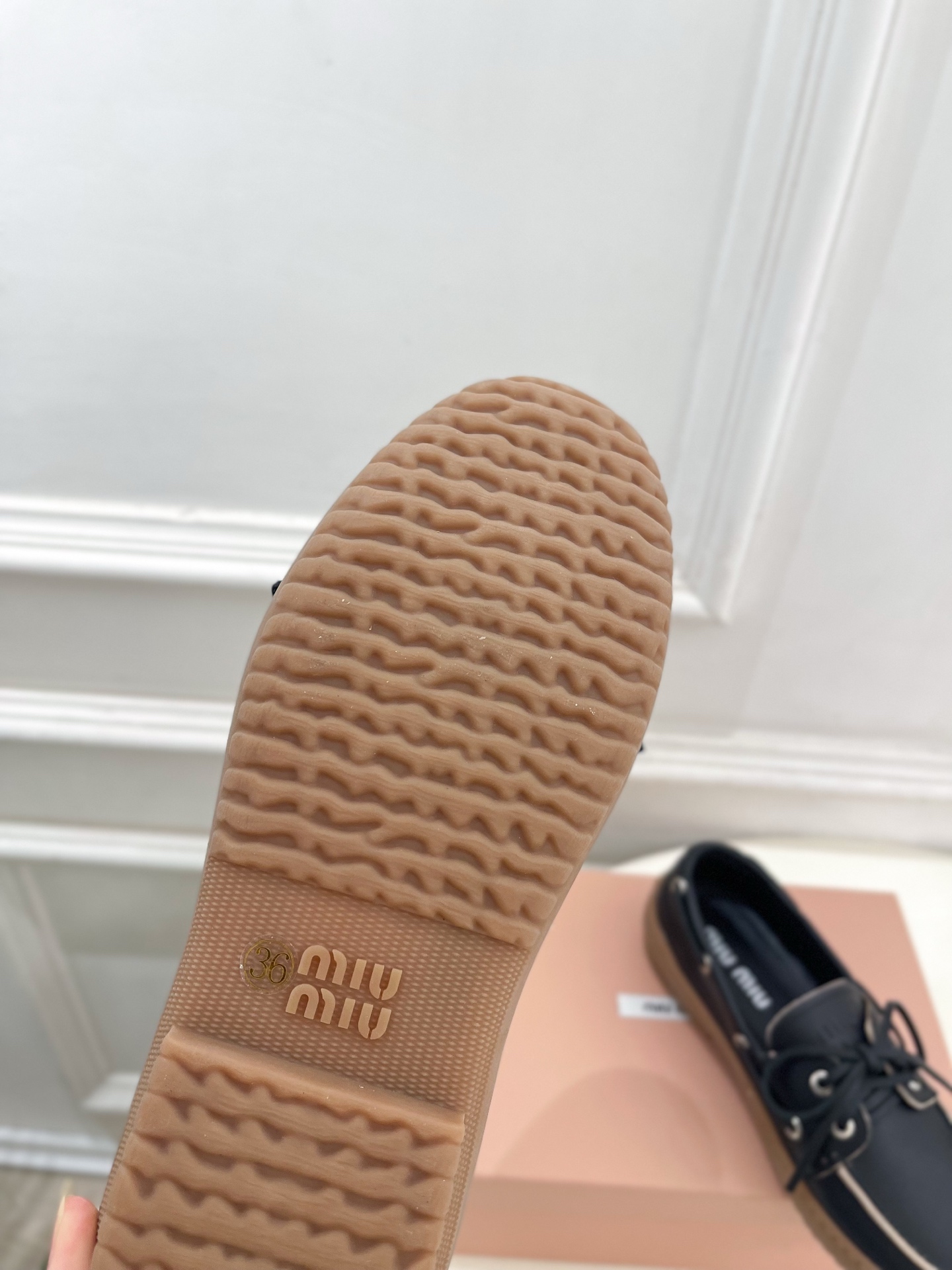 Miu Miu | 缪缪  26𝐬𝐬 🖤2026秋冬新品 专柜主打最新走秀款 miumiu复古风系带休闲乐福鞋 火爆上新
