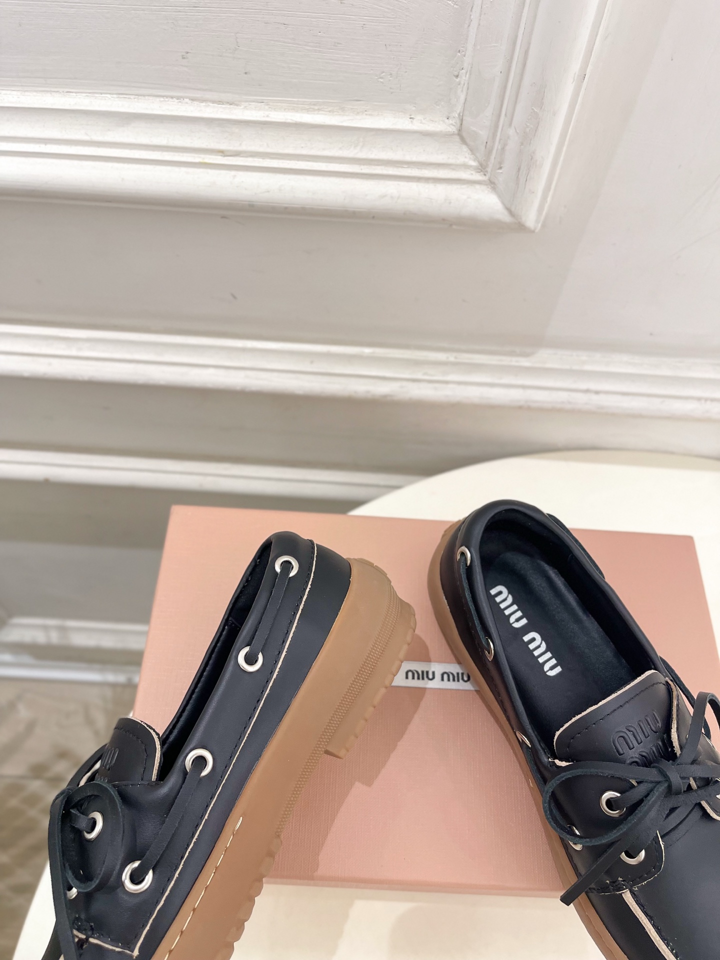 Miu Miu | 缪缪  26𝐬𝐬 🖤2026秋冬新品 专柜主打最新走秀款 miumiu复古风系带休闲乐福鞋 火爆上新
