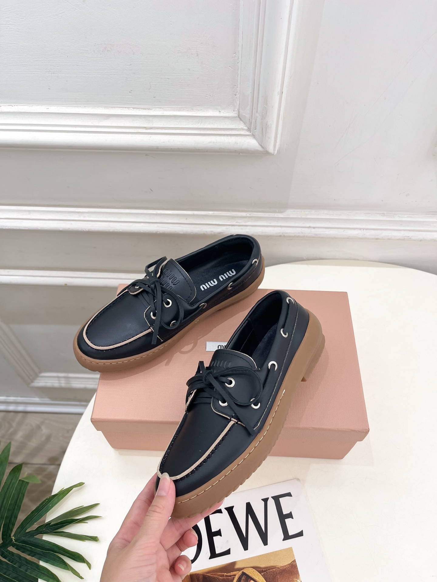Miu Miu | 缪缪  26𝐬𝐬 🖤2026秋冬新品 专柜主打最新走秀款 miumiu复古风系带休闲乐福鞋 火爆上新