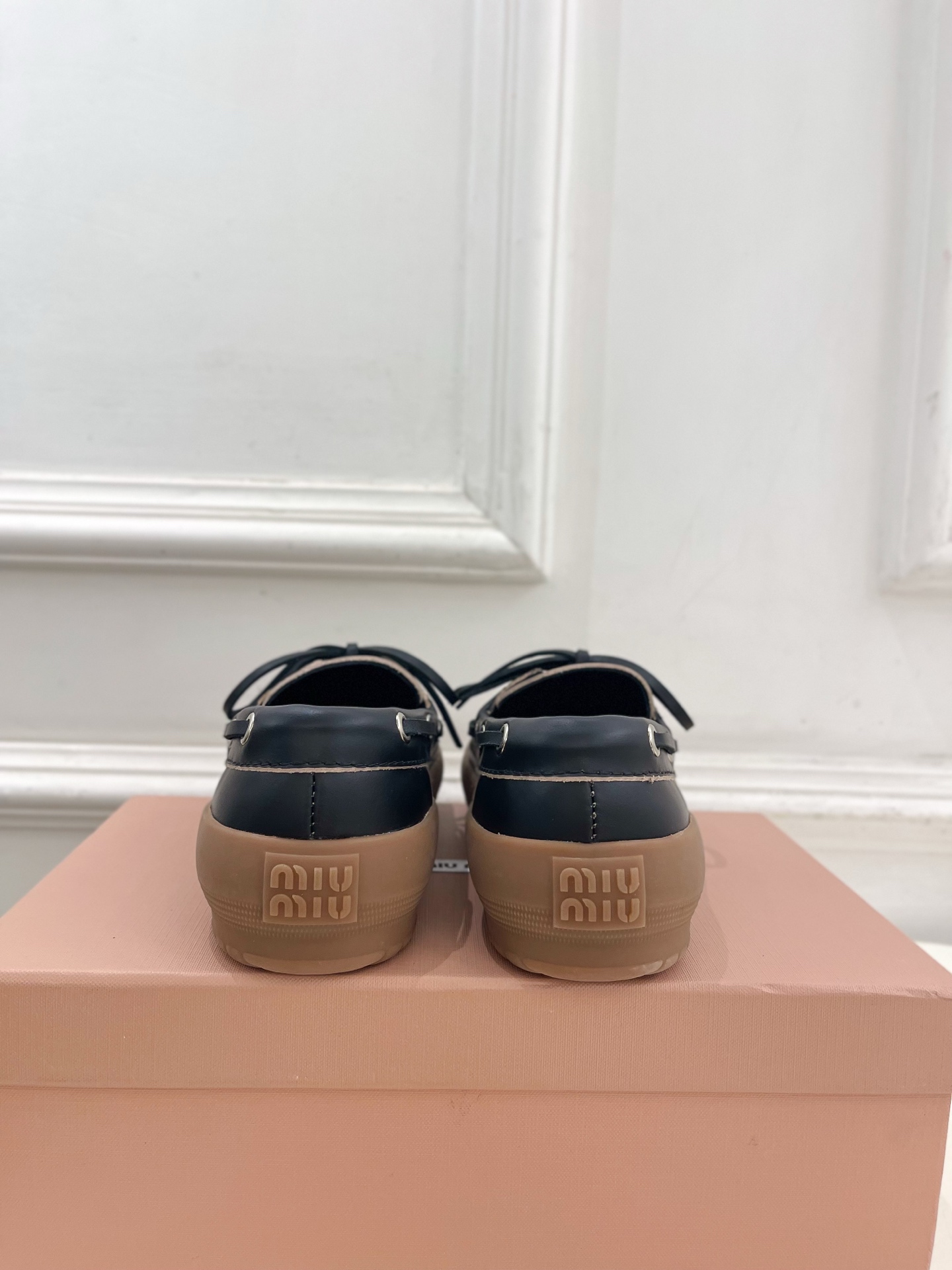 Miu Miu | 缪缪  26𝐬𝐬 🖤2026秋冬新品 专柜主打最新走秀款 miumiu复古风系带休闲乐福鞋 火爆上新